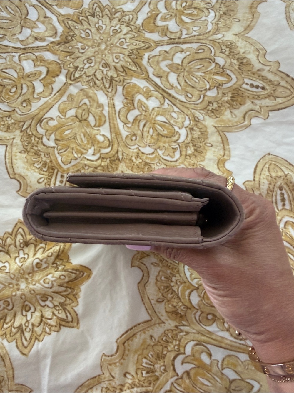Gucci Quilted Leather Wallet in Taupe with Gold GG - Picture 5 of 8